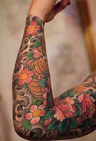 Tatuaje de tótem de brazo de flores especialmente masculino