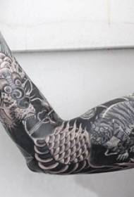 Drengearme på sortgrå skitse Sting Tips Kreativ blomsterarm tatoveringsbillede