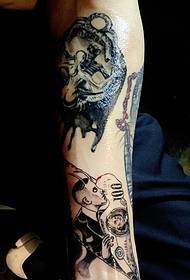 Татуировка на татуировка за татуировка на татуировка с цветя на рамото