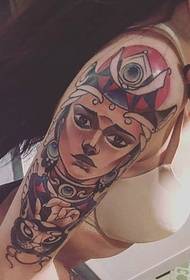 Slika tetovaže bijele dame s cvjetnom rukom vrlo je privlačna