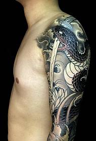 Rauhallinen iso käärmetatuointi-tatuointi on erittäin pelottavaa