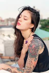 Meninas na moda moda flor braço tatuagem