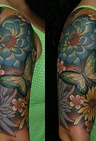 Žena tetovanie s kvetinovým ramenom s polovičným rukávom
