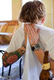 Patrón de tatuaje blanco de brazo de flor