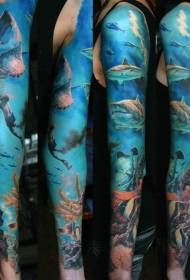 Karkaqen dhe krahun e bukur të bukur në modelin e tatuazheve të oqeanit