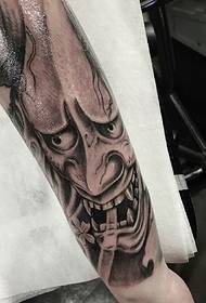 Цветочная рука черно-серая, а рисунок татуировки очень красивый.