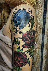 Hipster jentas tatovering med blomsterarmblomst er veldig stjeling