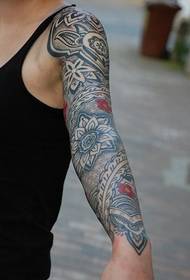 Tatuaje alemán GERD tatuaje clásico de brazo de flores con tótem alemán