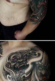 Ajánljon egy szuper jóképű és hűvös képet egy féllábú oroszlán tetoválásról
