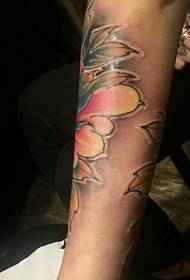 Kvetina rameno móda mladá strana kvetina tetovanie vzor