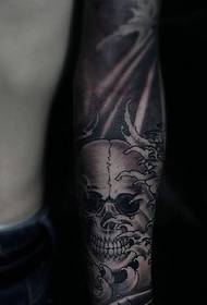 Krahu i plotë me modelin e tatuazhit të hirit të zi me tatuazh