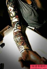 La barra dello spettacolo del tatuaggio ha raccomandato un popolare modello di tatuaggio a braccio floreale
