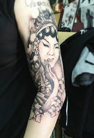 Roku vecs tradicionālais smalkais melnbalto ziedu tetovējums tetovējums