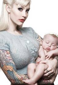 gražus užsienio grožio motinos gėlių rankos asmenybės tatuiruotės modelio paveikslėlis