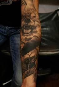 Patrón de realista de tatuaxe de lobo corvo marrón e brazo de flores