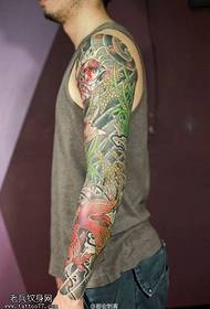 Tattoo Hall zaleca kolorowy tradycyjny tatuaż na ramieniu kwiatowym