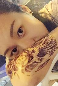 Garota de personalidade bela flor braço tatuagem padrão