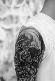 Tatuaje de tótem en blanco y negro con brazo de flor súper perfecto