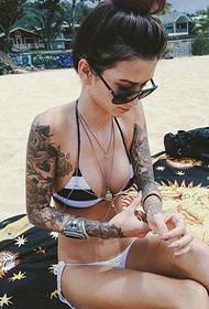 Motif de tatouage bras double fleur fille de mode est très belle