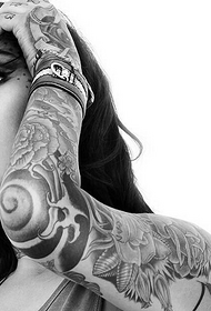 Moteriško gėlių rankos tatuiruotės rekomendacija