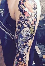 Patrón floral de tatuaje de calamar en el brazo con personalidad distintiva