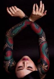 Kecantikan tangan, lengan bunga, ular, pola tato yang dicat