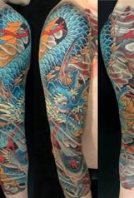 Nine-Claw Golden Dragon Tattoo Bild av den Nine-Claw Golden Dragon Tattoo avbildad av manliga blommararmar