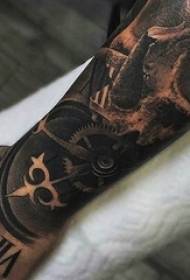 Letsoho la moshanyana ea skempch e ntso e ntsho e nang le bokhoni ba ho bopa lehata lehata setšoantšo sa setšoantšo sa tattoo