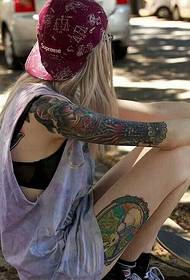 Muoti kauneus Kukkavarren tatuointi malli
