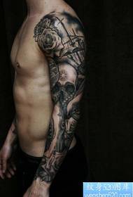 Tattoo 520 Gallery offre un modello di tatuaggio floreale nero e americano grigio nero