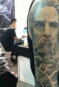Europese en Amerikaanse swartgrys blomme arm portret tatoeëermerke vir mans