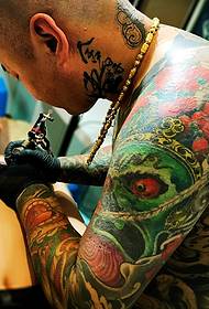 El tatuaje del tatuaje del tótem del brazo de la flor de los hombres tiene una tasa de retorno muy alta