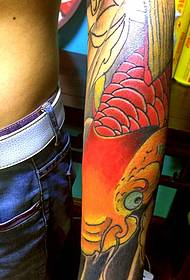 花臂鲜艳无比的大红鲤鱼纹身图案