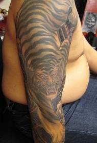 Brazo negro ceniza abajo patrón de tatuaje de tigre de montaña