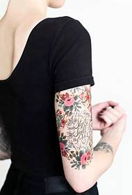 Чорний жіночий татуювання з подвійною квітковою рукою дуже яскравий