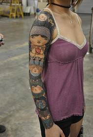 女の子の花の腕のタトゥー