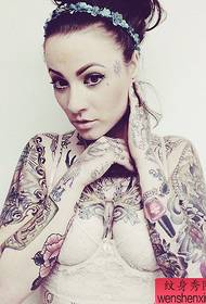 жена поп цветна рака Тетоважа шема