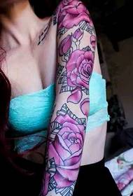性感美女的花臂玫瑰纹身