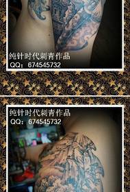 Një klasik i lezetshëm vepra arti tatuazhesh luani guri dhe peizazhi
