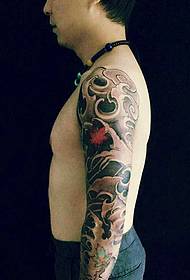 Super pútavý klasický vzor tetovania kvetinových ramien