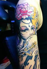 Изысканный и традиционный цветочный цветок рука татуировки