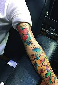 カラフルな水彩花腕花タトゥーパターン
