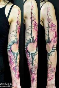 Cvjetni krak lijep uzorak tetovaža