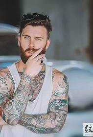 Mostra de tatuaxe de brazo de flores de moda masculina