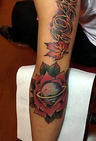 Spersonalizowany wzór tatuażu na ramieniu kwiatowym jest bardzo modny