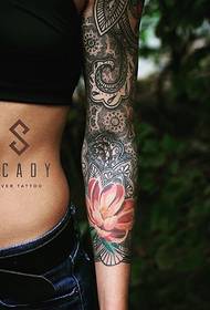 Sexy dievča osobnosť kvetinové rameno tetovanie je veľmi krásne
