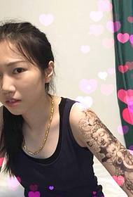 Kepribadian gadis kecil tato bunga lengan tato