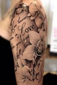 Girl krah në pikën e zezë të skicave mashtrim krijues lule lule, foto tatuazh krah