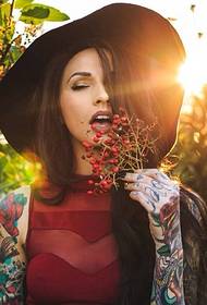 Мода девушка на солнце двойной цветок тату тату рука
