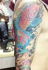 Модерен тетоважа со цветни раце, црвен крап